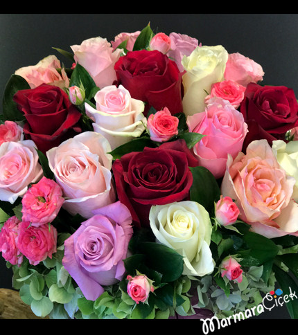 Kutuda Karışık Renkte Güller