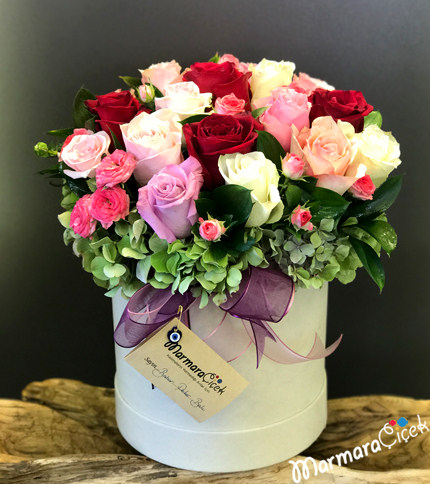 Kutuda Karışık Renkte Güller