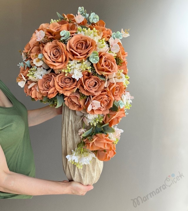 Antik Seramik İçerisinde  Choco Turuncu Güller