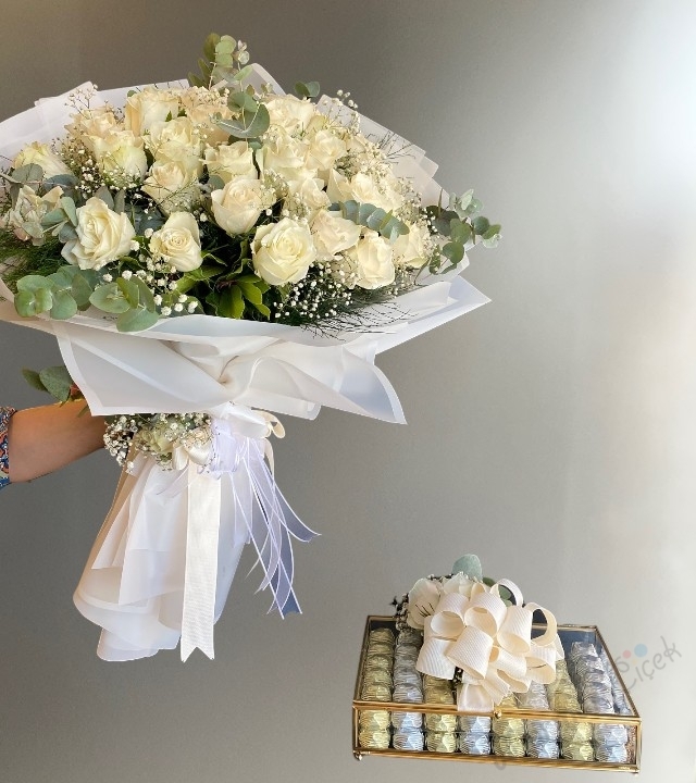 Beyaz Gül Buketi ve Sandıkta Çikolata 