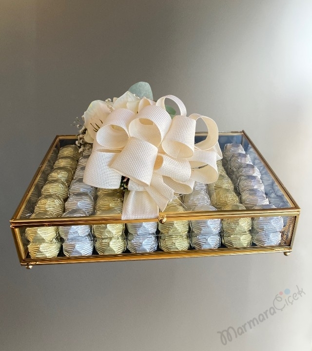 Beyaz Gül Buketi ve Sandıkta Çikolata 