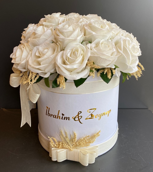 İsimli Kutuda Yapay Nişan Çiçeği