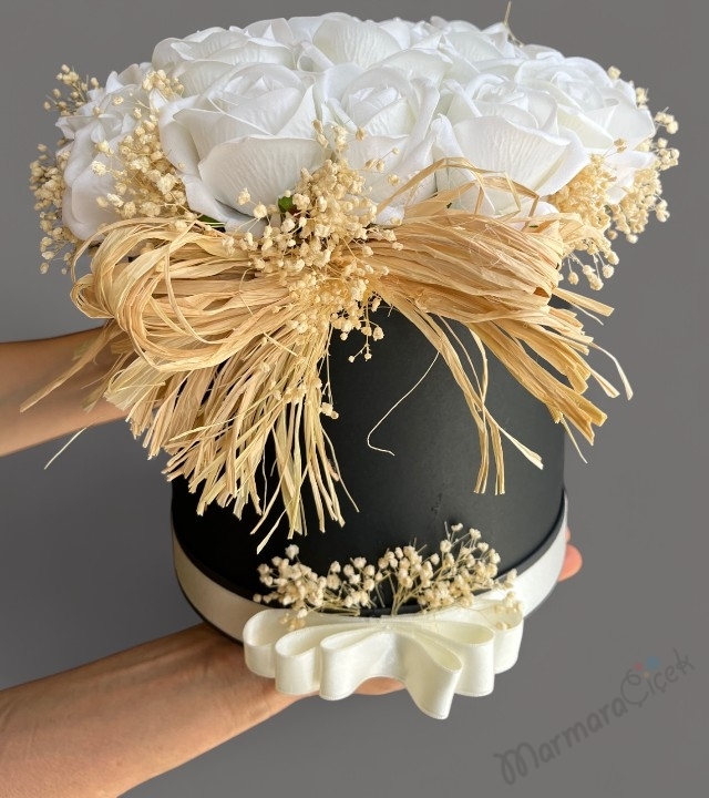 Kutuda Beyaz Yapay Gül Aranjmanı