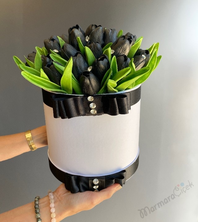 Kutuda Yapay Siyah Lale 