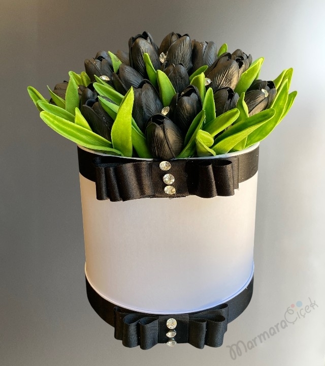 Kutuda Yapay Siyah Lale 