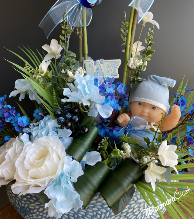 Orkideli Yapay Bebek Tebrik Çiçeği