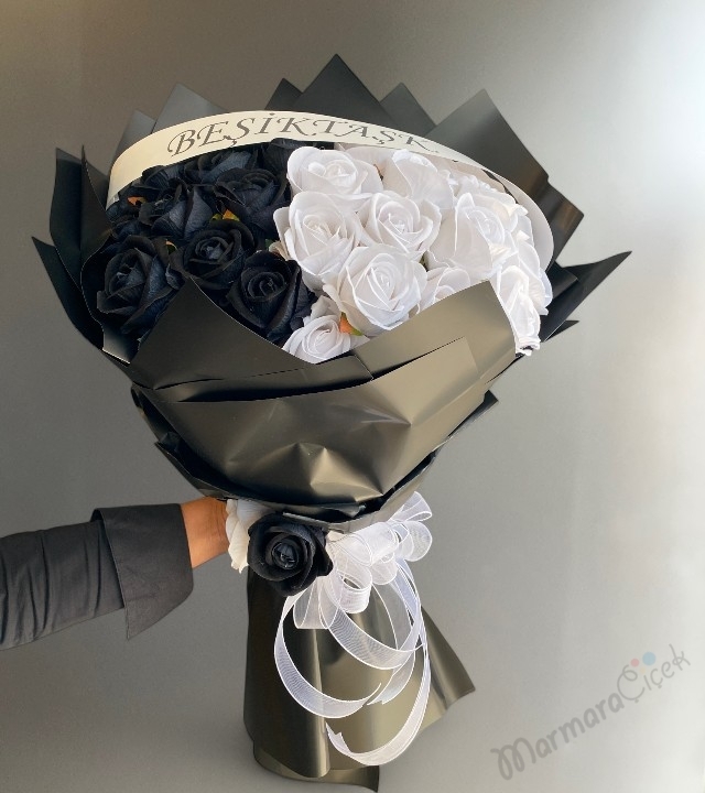 Siyah Beyaz Yapay Buket