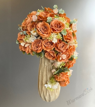 Antik Seramik İçerisinde  Choco Turuncu Güller