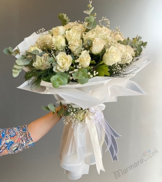 Beyaz Gül Buketi ve Sandıkta Çikolata 