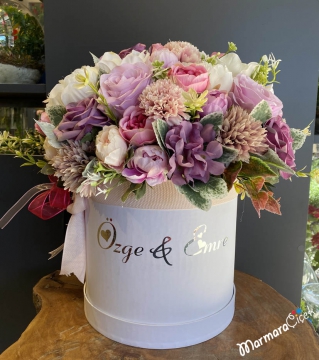 İsimli Kutuda Yapay Nişan Çiçeği