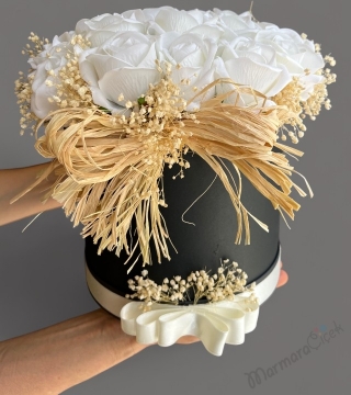 Kutuda Beyaz Yapay Gül Aranjmanı