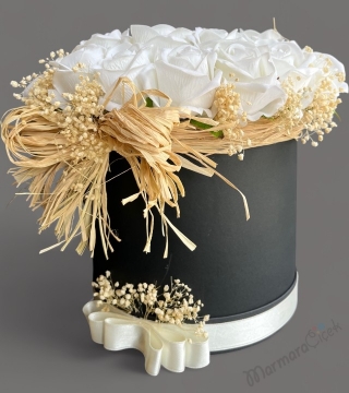 Kutuda Beyaz Yapay Gül Aranjmanı