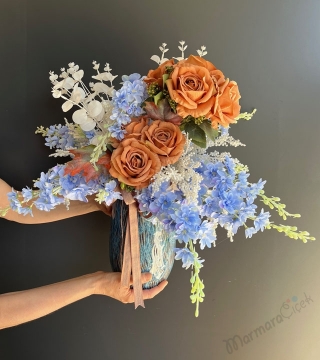 Yapay Defilium ve Pastel Turuncu Gül Aranjman 