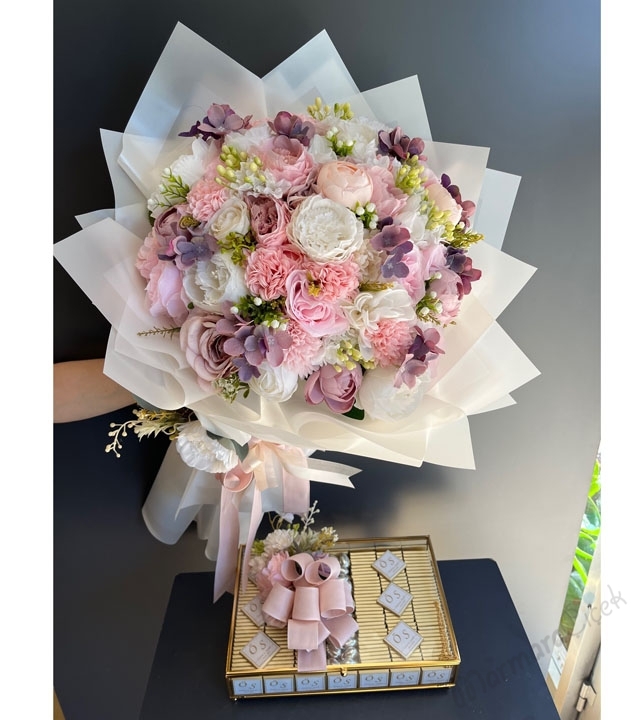 Yapay İsteme Çiçek ve Çikolata Seti